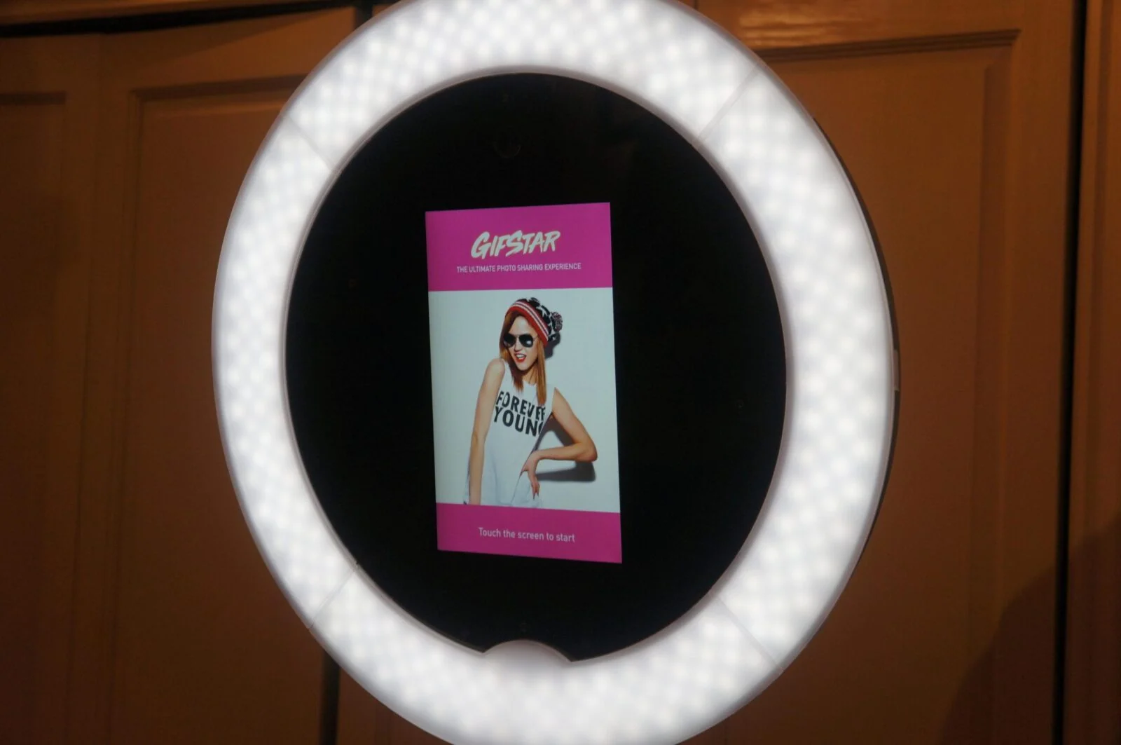 Gifstar touchscreen showing a portrait inside the kiosk's illuminated ring.